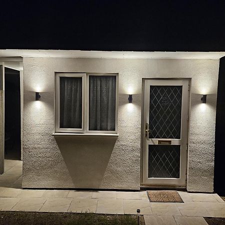 Modern Studio In Greenford, Free Wifi, Parking & Streaming Services Stadtteil Stadtteil Ealing Exterior foto
