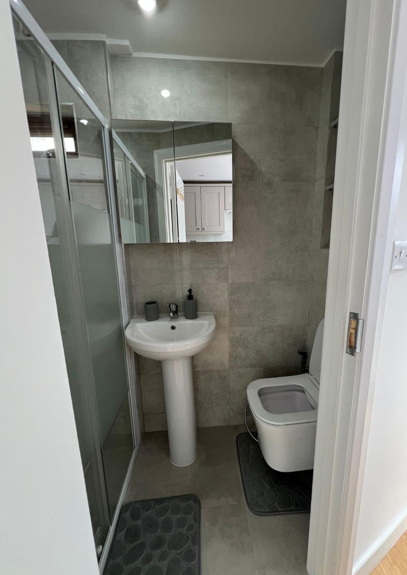 Modern Studio In Greenford, Free Wifi, Parking & Streaming Services Stadtteil Stadtteil Ealing Exterior foto