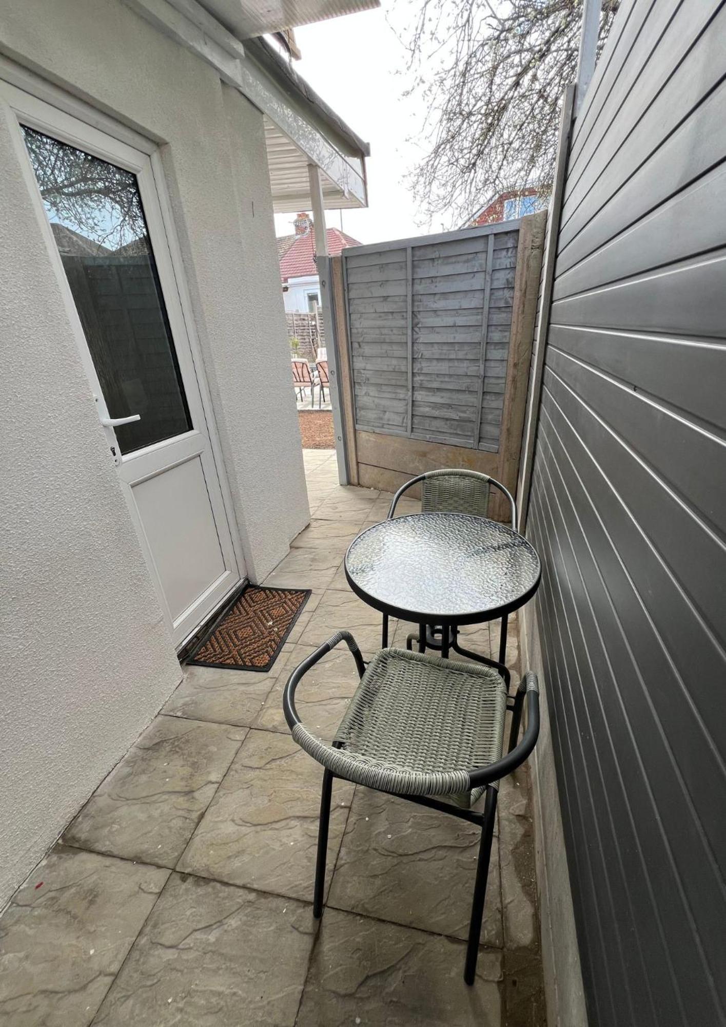 Modern Studio In Greenford, Free Wifi, Parking & Streaming Services Stadtteil Stadtteil Ealing Exterior foto